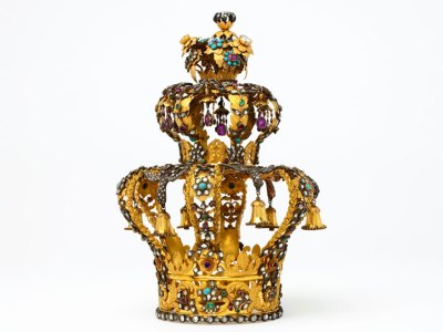 A Torah crown with bells on