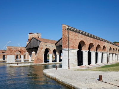 No Venice Biennale prizes for artists from countries accused of war crimes