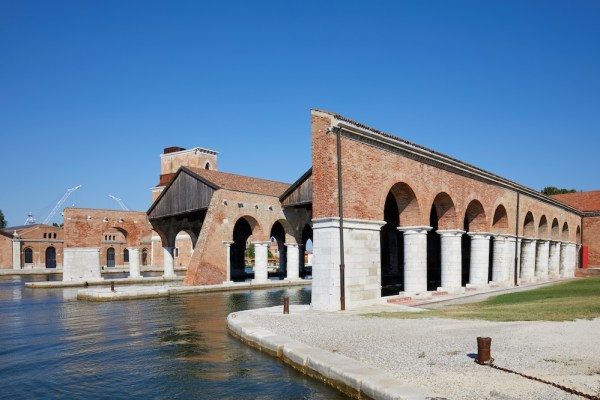 No Venice Biennale prizes for artists from countries accused of war crimes